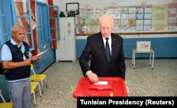 Le président tunisien Kais Saied vote lors d'un référendum sur une nouvelle constitution, à Tunis, en Tunisie, le 25 juillet 2022.