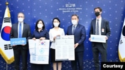 다니엘 콜린지(오른쪽) 서울 유엔인권사무소 인권관이 지난달 28일 서울에서 열린 이신화(왼쪽 세번째) 한국 북한인권국제협력대사 임명장 전수식에 참석해 기념촬영하고 있다. 오른쪽부터 콜린지 인권관, 박진 한국 외교부 장관, 이 대사,  윤선희 세계식량계획(WFP) 한국사무소장, 오렌 슐라인 유엔아동기금(UNICEF·유니세프) 서울 사무소장. (자료사진=한국 외교부)