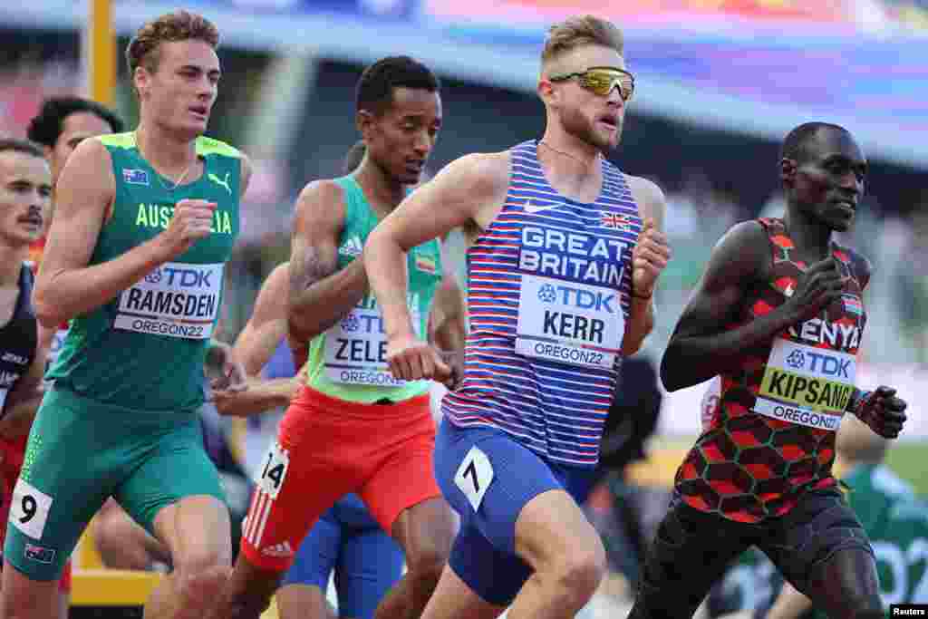 Abel Kipsang wa Kenya akipambana katika mbio za awali za mita 1 500, Eugene, Oregon