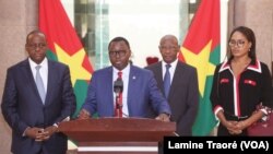 Aly Coulibaly, conseiller du président ivoirien Alassane Ouattara (au centre), lors de la remise de la lettre de Blaise Compaoré au colonel Paul-Henri Sandaogo Damiba, Ouagadougou, le 26 juillet 2022.