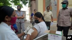 រូប​ឯកសារ៖ បុគ្គលិក​​សុខាភិបាល​ម្នាក់​ចាក់​វ៉ាក់សាំង​បង្ការ​ជំងឺ​កូវីដ១៩​នៅ​មណ្ឌល​ចាក់​វ៉ាក់សាំង​មួយ​កន្លែង​នៅ​ទី​ក្រុង Hyderabad ប្រទេស​ឥណ្ឌា កាល​ពី​ថ្ងៃ​១៥ ខែ​កក្កដា ឆ្នាំ​២០២២។