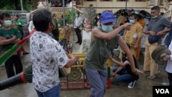 Shan migrants gather at Wat Sai Moon Burmese temple during Buddhist Lent week to pray for peace in Myanmar and celebrate the Buddhist holiday, July 22, 2022. (Steve Sandford/VOA)