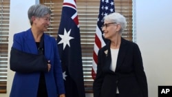 Menteri Luar Negeri Australia Penny Wong (kiri), bersama Wakil Menteri Luar Negeri Amerika Serikat Wendy Sherman di Gedung Parlemen Australia di Canberra, Senin, 8 Agustus 2022. (Mick Tsikas/AAP via AP)