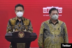 Pemerintah Terus Antisipasi Subvarian COVID-19. Menteri Kesehatan Budi Gunadi Sadikin bersama Menko Perekonomian Airlangga Hartarto (kanan) di Istana Merdeka, Jakarta, 18 Juli 2022. (Twitter/@setkabgoid)