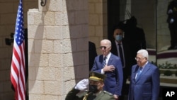 拜登总统7月15日与巴勒斯坦领导人阿巴斯在西岸一个欢迎仪式上。（美联社）
