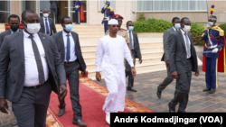 Le général Mahamat Idriss Deby (en boubou blanc), chef du Conseil militaire de la transition. 
