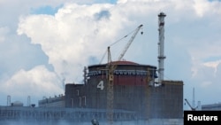 Pembangkit Listrik Tenaga Nuklir Zaporizhzhia di luar kota Enerhodar, wilayah Zaporizhzhia, Ukraina, yang dikuasai Rusia, 4 Agustus 2022. (REUTERS/Alexander Ermochenko//File Foto)