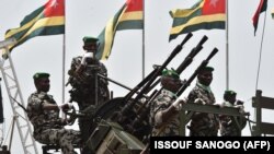 ARCHIVES - L'armée togolaise participe aux célébrations du 55e anniversaire de l'indépendance du Togo, le 27 avril 2015, devant le palais présidentiel à Lomé. 