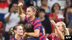 Alex Morgan, en haut, célèbre son but avec ses coéquipiers après avoir marqué contre le Canada, à Monterrey, Mexique, le 18 juillet 2022.