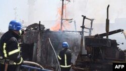ოდესელი მეხანძრეები რუსეთის მიერ პორტის დაბომბვის შედეგად გაჩენილ ხანძარს ებრძვიან. უკრაინა, 23 ივლისი, 2022 წ.
