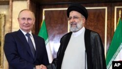რუსეთის პრეზიდენტი ვლადიმირ პუტინი (მარცხნივ) და ირანის პრეზიდენტი იბრაჰიმ რაისი (მარჯვნივ). თეირანი, ირანი. 2022 წლის 19 მაისი. 