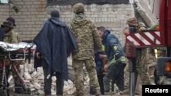 ក្រុមការងារ​ជួយ​សង្គ្រោះ​ជនរងគ្រោះ​​ម្នាក់ ដែល​ជាប់​នៅ​ក្នុង​អគារ​ស្នាក់នៅ​មួយ ដែល​អគារ​នោះ​រងការ​បំផ្លិចបំផ្លាញ​ដោយសារ​ការវាយប្រហារ​តាម​អាកាស​របស់​រុស្ស៊ី នៅ​ក្រុង Chasiv Yar ក្នុង​តំបន់ Donetsk ប្រទេស​អ៊ុយក្រែន ថ្ងៃទី ១១ ខែកក្កដា ឆ្នាំ២០២២។