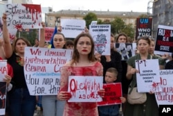 تظاهرات بستگان اسیران جنگی که زندانشان هفته گذشته مورد حمله موشکی قرار گرفت. کی‌یف، ۴ اوت ٢٠٢٢