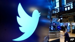 Logo dari platform media sosial Twitter terlihat di Bursa Efek New York, pada 29 November 2021. (Foto: AP/Richard Drew)