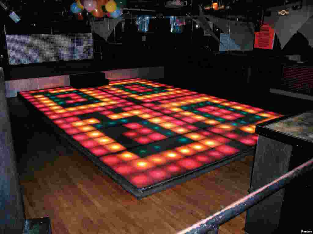 1977年歌舞影片《周末夜狂热》（ &quot;Saturday Night Fever&quot;）中使用的迪斯科舞厅的灯光地板。这个地板将在6月下旬拍卖。