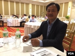 រូបឯកសារ៖ វេជ្ជបណ្ឌិត ហ៊ុយ រ៉េកុល ប្រធានមជ្ឈមណ្ឌលជាតិប្រយុទ្ធនឹងជំងឺ​គ្រុន​ចាញ់​នៃ​ក្រសួងសុខាភិបាលកម្ពុជា នៅ​ក្នុង​សន្និសីទ​នៃ​ការប្រកាស​ពី​គម្រោង​យុទ្ធសាស្រ្ត​ផែន​ការ​៥​ឆ្នាំ​ក្នុង​ការបំបាត់​ជំងឺ​គ្រុនចាញ់​នៅ​កម្ពុជា​ នៅ​ថ្ងៃ​ទី​២៨ ខែ​មករា​ ឆ្នាំ​២០១៦។​ (នៅ​ វណ្ណារិន/VOA)