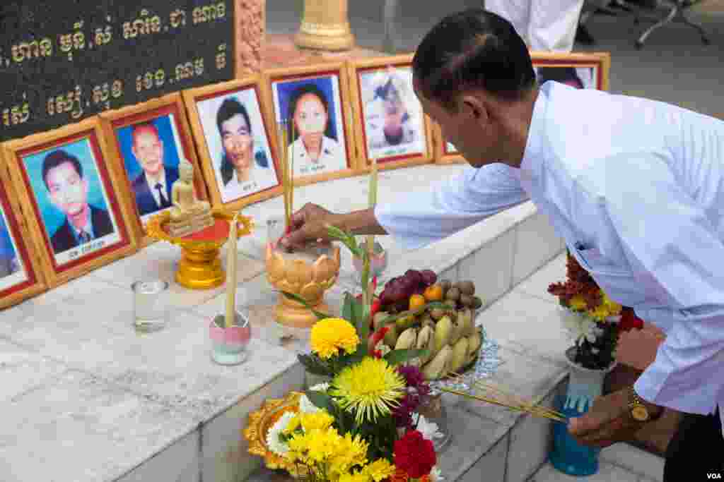 អាចារ្យ​ម្នាក់ ​រៀបចំ​ពិធី​បង្សុកូល​នៅ​ស្តូប​ ក្នុង​សួនច្បារ​វត្តបុទុមវត្តី​ ដើម្បី​ឧទ្ទិស​កុសល​ជូន​ដល់​វិញ្ញាណកន្ធ​ អ្នក​បាត់បង់​ជីវិត​ក្នុង​ការ​វាយ​ប្រហារ​​​ដោយ​ការ​គប់​គ្រាប់បែក​ឆ្នាំ​១៩៩៧​ ក្នុង​រាជធានី​ភ្នំពេញ​ កាលពី​ថ្ងៃទី​៣០​ ខែ​មីនា​ ឆ្នាំ​២០១៧។ (