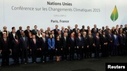 资料照片：2015年11月30日，在法国巴黎召开的世界气候变化大会（COP21）开幕式上，世界各国领导人合影留念。 （路透社照片）