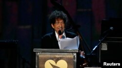 ARSIP – Musisi Bob Dylan berbicara pada MusiCares 2015 sebagi penghormatan bagi Bob Dylan, LA, Calif., 6 Feb 2015