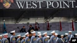 និស្សិត​នាយ​ទាហាន​ដែល​បាន​បញ្ចប់​ការ​សិក្សា​ចូល​រួម​ពិធី​ប្រគល់​សញ្ញាបត្រ​នៅ​​ឯ​បណ្ឌិត​សភា​យោធា​ជើងគោក​សហរដ្ឋ​អាមេរិក​ West Point នៅ​រដ្ឋ New York កាល​ពី​ថ្ងៃ​ទី​២២ ខែ​ឧសភា ឆ្នាំ​២០២១។