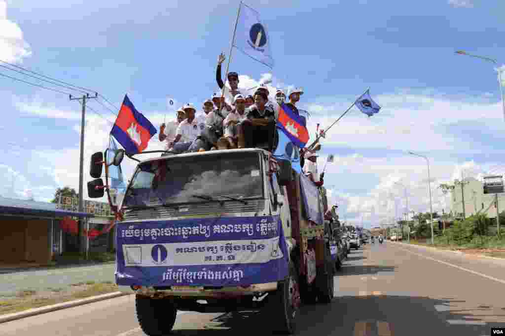 ទិដ្ឋភាព​ទូទៅ​ថ្ងៃចុង​ក្រោយ​នៃ​យុទ្ធនាការ​ឃោសនា​បោះឆ្នោត​ឃុំសង្កាត់អាណត្តិទី ៥ ​របស់​គណបក្ស​ភ្លើងទៀន​ ​នៅ​ក្នុង​ក្រុង​សៀមរាប ខេត្តសៀមរាប នៅ​ថ្ងៃ​ទី ០៣ ខែមិថុនា ឆ្នាំ ២០២២។ (លាស់ លីបលីប/វីអូអេ) 