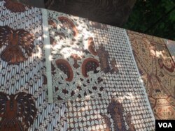 Salah satu jenis batik yang dipamerkan (VOA/Puspita).