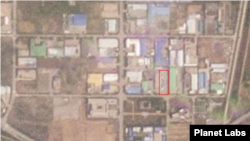 개성공단을 촬영한 14일 자 위성사진. 버스 여러 대가 한 건물 앞(사각형 안)에 서 있다. 자료=Planet Labs