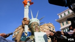 កញ្ញា សេង ធារី មេធាវីខ្មែរ-អាមេរិកាំង តែងខ្លួនជាស្រ្តីនៃសេរីភាព ឈរថ្លែងនៅខាងមុខសាលាដំបូងរាជធានីភ្នំពេញ មុនពេលត្រូវបានចាប់ខ្លួន នៅថ្ងៃទី១៤ ខែមិថុនា ឆ្នាំ២០២២។ (កាន់ វិច្ឆិកា/វីអូអេ)