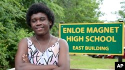 Malika Mobley, siswa dari Sekolah Menengah Atas Enloe di Raleigh, North Carolina, mengungkapkan kekhawatirannya akan keberadaan polisi di lingkungan sekolah dalam wawancara pada 3 Juni 2022. (Foto: AP/Chris Seward)