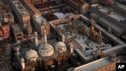 Pemandangan Masjid Gyanvapi (kiri) dan Kuil Kashiviswanath yang diambil dari udara dalam foto yang diambil pada 12 Desember 2021. Kedua tempat ibadah tersebut terletak di kota suci Varanasi, India. (Foto: AP/Rajesh Kumar Singh)