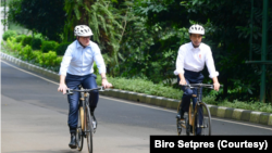 Sebelum melakukan Pertemuan Bilateral Presiden Jokowi mengajak PM Albanese bersepeda keliling kompleks Istana Kepresidenan Bogor, Jawa Barat, Senin (6/6). (Foto: Biro Setpres)