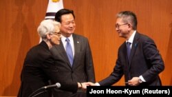 Wakil Menteri Luar Negeri Jepang Takeo Mori, Wakil Menteri Luar Negeri Pertama Korea Selatan Cho Hyun-dong dan Wakil Menteri Luar Negeri AS Wendy Sherman di Seoul, Korea Selatan, 8 Juni 2022. (Foto: via Reuters)