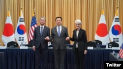 웬디 셔먼(오른쪽) 미 국무부 부장관과 조현동(가운데) 한국 외교부 1차관, 모리 다케오 일본 외무성 사무차관이 지난 8월 서울에서 회동하고 있다. (자료사진=셔먼 부장관 트위터)