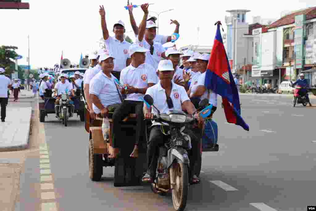 សកម្មជននិងអ្នកគាំទ្រចូលរួមហែក្បួនចុង​ក្រោយ​នៃ​យុទ្ធ​នាការ​ឃោសនាបោះឆ្នោត​ឃុំសង្កាត់ ​របស់​គណបក្ស​ប្រជា​ជន​កម្ពុជា ​នៅ​ក្នុង​ក្រុង​សៀម​រាប នៅ​ថ្ងៃទី០៣ ខែមិថុនា ឆ្នាំ ២០២២។ (លាស់ លីបលីប​/​វីអូអេ) 