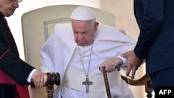 Début mai, le Liban avait déjà annoncé le report de la visite du pape dans le pays prévu en juin, en invoquant "des raisons de santé".