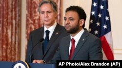 토니 블링컨 미국 국무장관(왼쪽)과 라샤드 후세인 국무부 국제종교자유대사가 2일 워싱턴 국무부청사에서 ‘2021 국제 종교자유 보고서’를 발표했다.