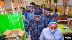 Le gouverneur de l’Etat d'Ondo Rotimi Akeredolu aux chevet des victimes, le 6 juin 2022.