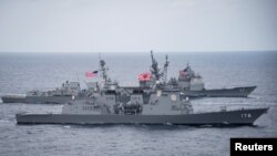 일본 해상자위대 소속 아시가라 구축함과 미 해군 소속 웨인메이어 구축함, 레이크챔플레인 구축함이 지난 2017년 4월 필리핀해에서 연합기동훈련을 하고 있다. (자료사진)