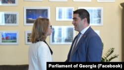 აშშ-ს სახელმწიფო მდივნის თანაშემწის მოადგილე კარა მაქდონალდი საქართველოში შეხვედრაზე პარლამენტის თავმჯდომარე შალვა პაპუაშვილთან