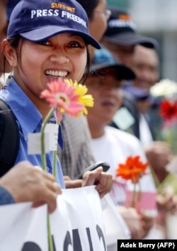 Seorang wartawan perempuan menggelar aksi damai memperingati Hari Pers Internasional di Jakarta, 3 Mei 2006. (Foto: AFP)