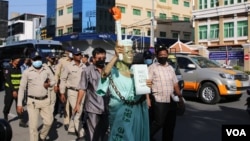 រូបឯកសារ៖ កញ្ញា សេង ធារី មេធាវីខ្មែរ-អាមេរិកាំង តែងខ្លួនជាស្រ្តីនៃសេរីភាព ឈរថ្លែងនៅខាងមុខសាលាដំបូងរាជធានីភ្នំពេញ មុនពេលត្រូវបានចាប់ខ្លួន នៅថ្ងៃទី១៤ ខែមិថុនា ឆ្នាំ២០២២។ (កាន់ វិច្ឆិកា/វីអូអេ)