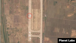 순안공항 북부 활주로에 역 니은(ㄴ) 형태의 구조물(원 안)이 등장했다. 자료=Planet Labs 