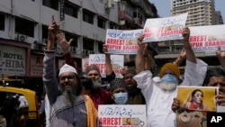 Muslim India memegang plakat menuntut penangkapan Nupur Sharma, juru bicara partai nasionalis Hindu yang berkuasa yang berkomentar negatif terhadap Islam dan Nabi Muhammad, Mumbai, 6 Juni 2022. (Foto: AP)