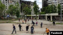 러시아의 침공 100일째를 맞은 3일 볼로디미르 젤렌스키 우크라이나 대통령이 페이스북에 올린 사진. 폭격 당한 지역 거리를 시민들이 청소하고 있다.