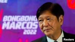 Presiden Filipina terpilih Ferdinand 'Bongbong' Marcos Jr., putra dari mendiang diktator Ferdinand Marcos, menghadiri konferensi pers di markas miliknya di Mandaluyong City, Metro Manila, Filipina, pada 23 Mei 2022. (Foto: Reuters/Lisa Marie David)