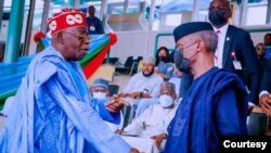 Tinubu yana gaisawa da mataimakin shugaban kasa Yemi Osinbajo wanda shi ma ya tsaya takarar neman tikitin jam'iyyar