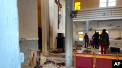 Les forces de sécurité sur les lieux de l'attaque de l'église catholique St. Francis à Owo, dans l'État d'Ondo, au Nigeria, le 5 juin 2022.