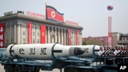 Balistička raketa lansiranana trgu Kim Il Sung tokom vojne parade u Pjongjangu, Sjeverna Koreja, 15. aprila 2017.