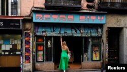 រូប​ឯកសារ៖ ស្ត្រី​ម្នាក់​បើក​ហាង​នៅ​ក្នុង​សង្កាត់​ពាណិជ្ជកម្ម​ក្នុង​រាជធានី​ម៉ាឌ្រីដ​ ប្រទេស​អេស្ប៉ាញ កាល​ពី​ថ្ងៃ​ទី​២៧ ខែ​កក្កដា ឆ្នាំ​២០២១។