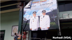 Pegawai Pemerintah Kota Yogyakarta mencopot baliho ucapan terimakasih kepada wali kota dan wakil wali kota yang selesai bertugas, sehari setelah Haryadi ditangkap KPK. (Foto Nurhadi)